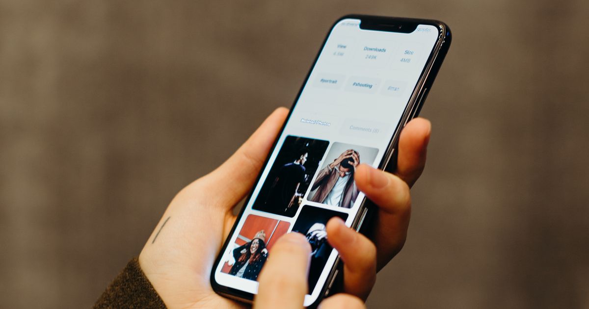 スマホアプリの画面を操作するイメージ